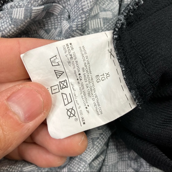 Old Navy Tribal Ikat Print Shorts, Black and White, Size Xl drawstring - Picture 8 of 9